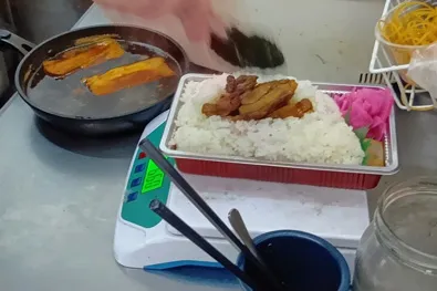 ご飯の中のチャーシュー