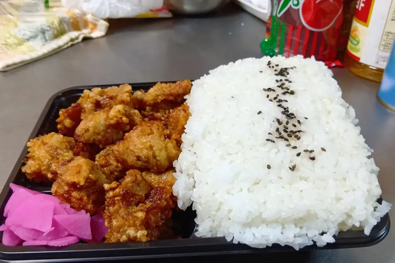 フタが閉らない1キロ唐揚げ弁当